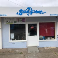 Shampaws grooming and pet store logo